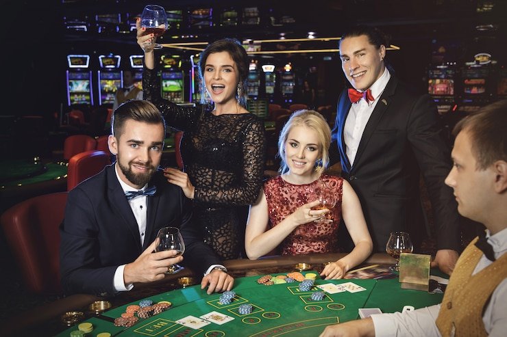 Live dealer rolling three dice in transparent cage on siap46 login Lightning Dice table